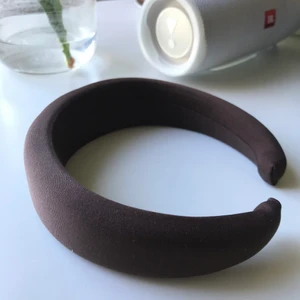 Brunt tjockare diadem - Brunt ”fluffigt” diadem köpt i italien🤎 använt typ två gånger! 50kr inklusive frakt🥳