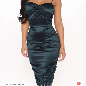 Klänning Fashion Nova - En mörkgrön jätteskön och fin klänning som framhäver formerna fint. Tanken var att använda den här som balklänning men hann hitta en annan innan denna kom✨ Endast testad, Säljaren står för frakten! Stl XS