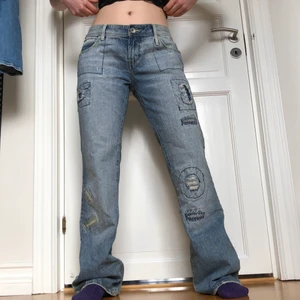 Jeans med detaljer⚡️💘 - Lågmidjade blå jeans från second hand. Storlek (W32 L32) i dam😇 aldrig använt (Blir budgivning ifall det är flera som vill ha)