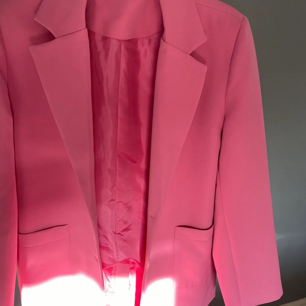 Rosa blazer från gina! Använd 1 gång den är oversized😍. Kostymer.