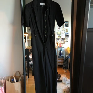 Svart jumpsuit &other stories - Svart så så fin jumpsuit frän &other stories som tyvärr har blivit för liten för mig💔 den är lite grå/svart i ett mjukt lite tyngre tyg!! Passar strl 32/34/36! PRIS KAN DISKUTERAS!!