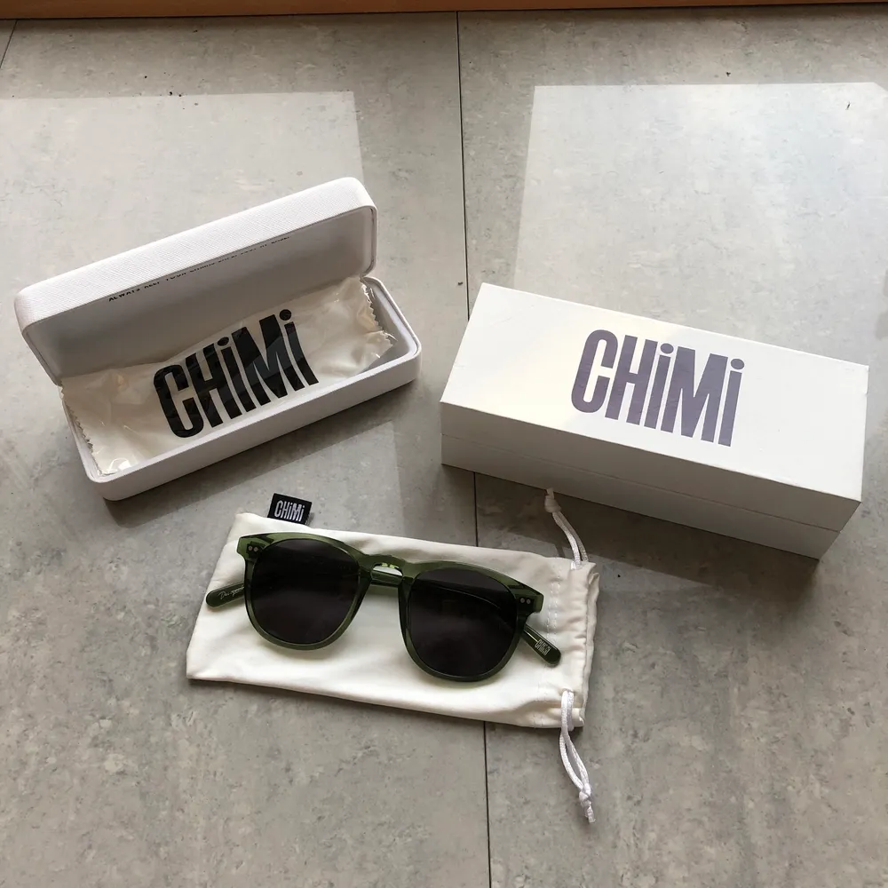 Ett par i princip oanvända solglasögon från Chimi eyewear. I modellen 001, färgen kiwi med svart glas. (Säljs inte längre) Nypris 999kr. Accessoarer.