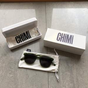 Ett par i princip oanvända solglasögon från Chimi eyewear. I modellen 001, färgen kiwi med svart glas. (Säljs inte längre) Nypris 999kr