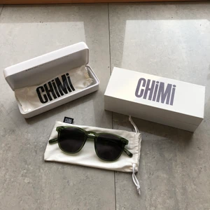 CHIMI #001 KIWI - Ett par i princip oanvända solglasögon från Chimi eyewear. I modellen 001, färgen kiwi med svart glas. (Säljs inte längre) Nypris 999kr