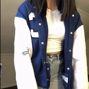 Baseball jacka - Säljer denna superfina baseball jackan som tyvärr inte kommer till användning. Iprincip helt ny. Jag har vikt in den på bilden så jackan är mycket längre än så. Strl xxs men i man storlek och väldigt overaized så passar xxs-m. Köparen står för frakt💓💓 snabb affär prioriteras. ❗Frakt tillkommer när man budar❗