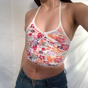 Halterneck - Återpublikation pga oseriösa budare:-/💕 köpare står för eventuella fraktkostnader. Budgivning sker privat. Om annonsen finns kvar finns plagget kvar! Visas på en s men uppskattas till xs