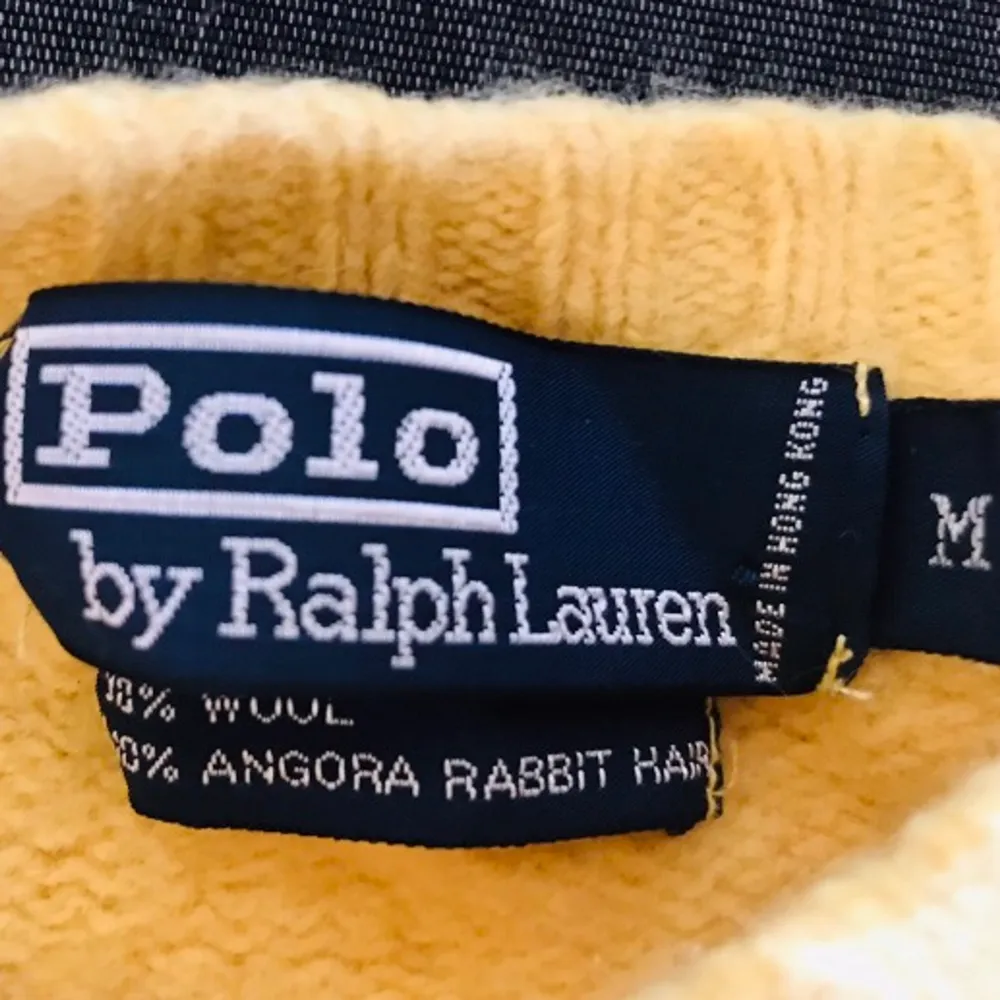 Gul stickad Ralph Lauren tröja, Använd ca:2-3gånger. Frakt är gratis!📦 Tar enbart swish💸 Skickar endast📬. Tröjor & Koftor.
