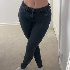 Svarta/mörkgråa tighta push-up jeans i storlek 32. Väldigt bra skick!🖤