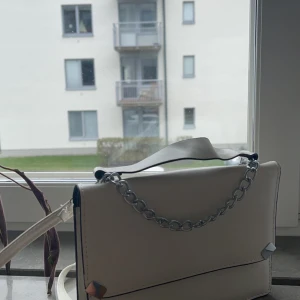 Vit väska - Säljer min vita väska. Tillkommer ett längre axelband som man kan ändra storleken på💗