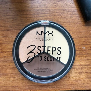 Nyx 3 steps to sculpt  - Endast testad, råkade köpa hem fel färg och hann testa så kan ej återlämna :/ färgen är light! Ordinarie pris är 139. 