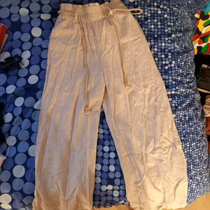 Linnebyxor - Snyggt beige färgade linnebyxor i från hm i storlek 36, men sitter mer likt xs. Super sköna och fina till sommaren. Säljes för 50kr + frakt, byxorna skickas med spårning möjlighet ifall köparen vill. 
