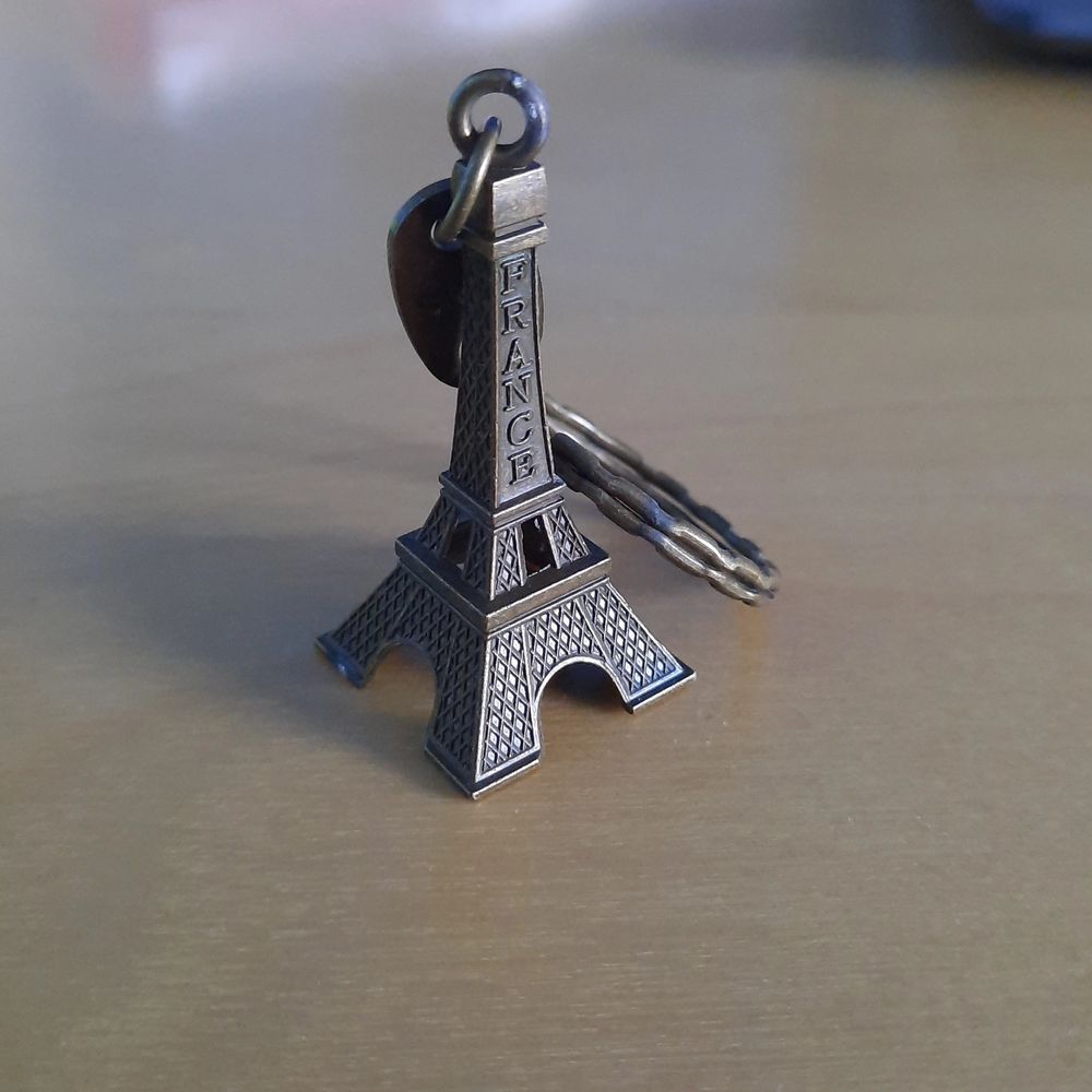Brons Nyckelknippa i form av Eiffeltornet med 