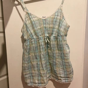 Jättesött blå grönt linne💚💙 - Jättegulligt litet linne som är för litet för mig😔 barn storlek 158 och passar på xs kankse s om man har små bröst💕 bra skick, skriv om du undrar nåt (om fler är intresserade blir det nog budgivning)