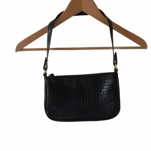 Svart axelväska - Skit snygg svart axelväska med ormmönster. Perfekt iför våren och sommaren. (Köpt för 250kr) Kom privat för mer info eller intresse🤍