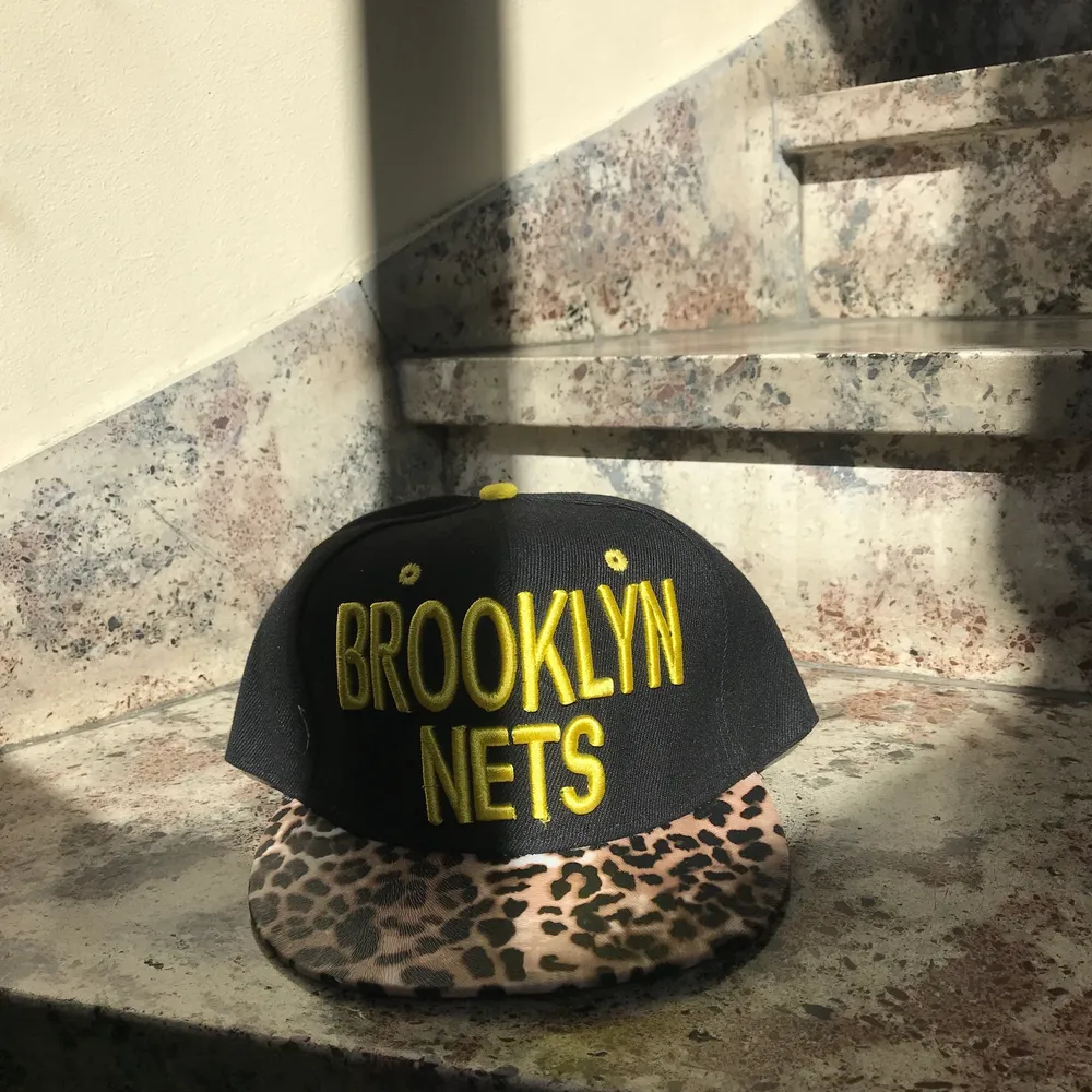 En jättesnygg Brooklyn keps med leopardmönster på. 1x, den är justerbar. 💛💛💛. Övrigt.