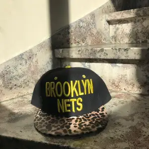 En jättesnygg Brooklyn keps med leopardmönster på. 1x, den är justerbar. 💛💛💛