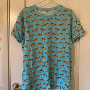 T-shirt strl L - T-shirts  Plick Second Hand