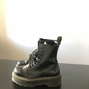 Dr Martens Jadons strl 37 - Säljer mina Dr martens i storlek 37 då de används alldeles för sällan. Nypris är 2400kr & de är i väldigt bra skick!!