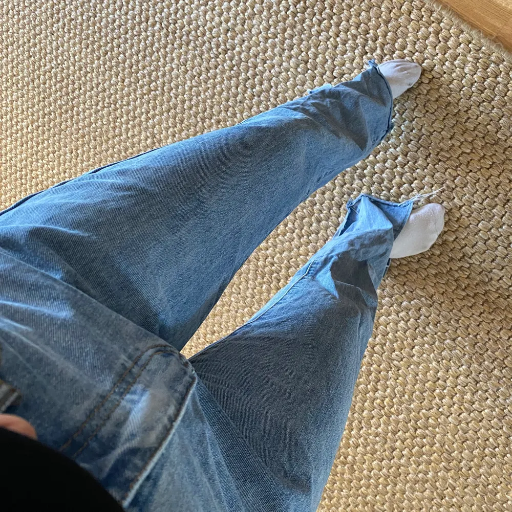 (2 av bilderna är lånade från hemsidan). Split hem jeans från pretty little thing i strl uk 8. Passar 34/36. Jag har klippt de lite då de va väldigt långa och jag är 165 passar nog någon som är lite längre också eller kortare om man vill klippa mer eller ha de långa! Endast använda en gång!. Jeans & Byxor.