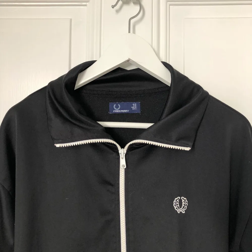 Track från Fred Perry. Hoodies.