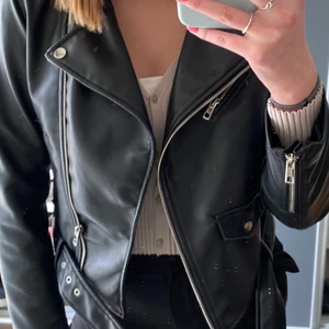 Skinnjacka  - Jätte snygg skinnjacka. Köpte här på plick men satt inte riktigt som jag ville✨ Fick publicera den igen för att det blev något fel med förra, kunde inte se vilka som skrev till mig🙃 Pris kan alltid diskuteras💕