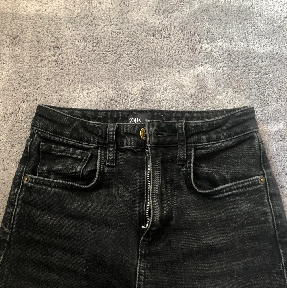 Säljer dessa svarta jeans med lite gråa nyanser, säljer dem för att dem är lite små på mig och för korta på mig som är 162,5, måttet på byxornas innerben är 63 cm. Byxorna är köpte på zara för ca 1 är sen. Jeans & Byxor.