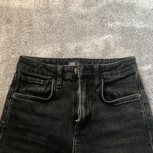 Svarta zara jeans - Säljer dessa svarta jeans med lite gråa nyanser, säljer dem för att dem är lite små på mig och för korta på mig som är 162,5, måttet på byxornas innerben är 63 cm. Byxorna är köpte på zara för ca 1 är sen
