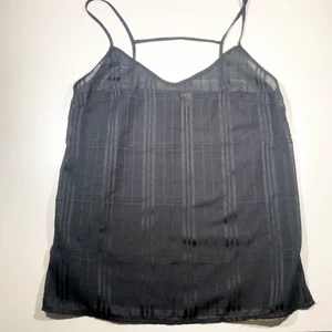 Linne svart - Svart halv transparent linne med fin rygg! Köparen står för frakt 📩 3 för 100kr på min profil ✨