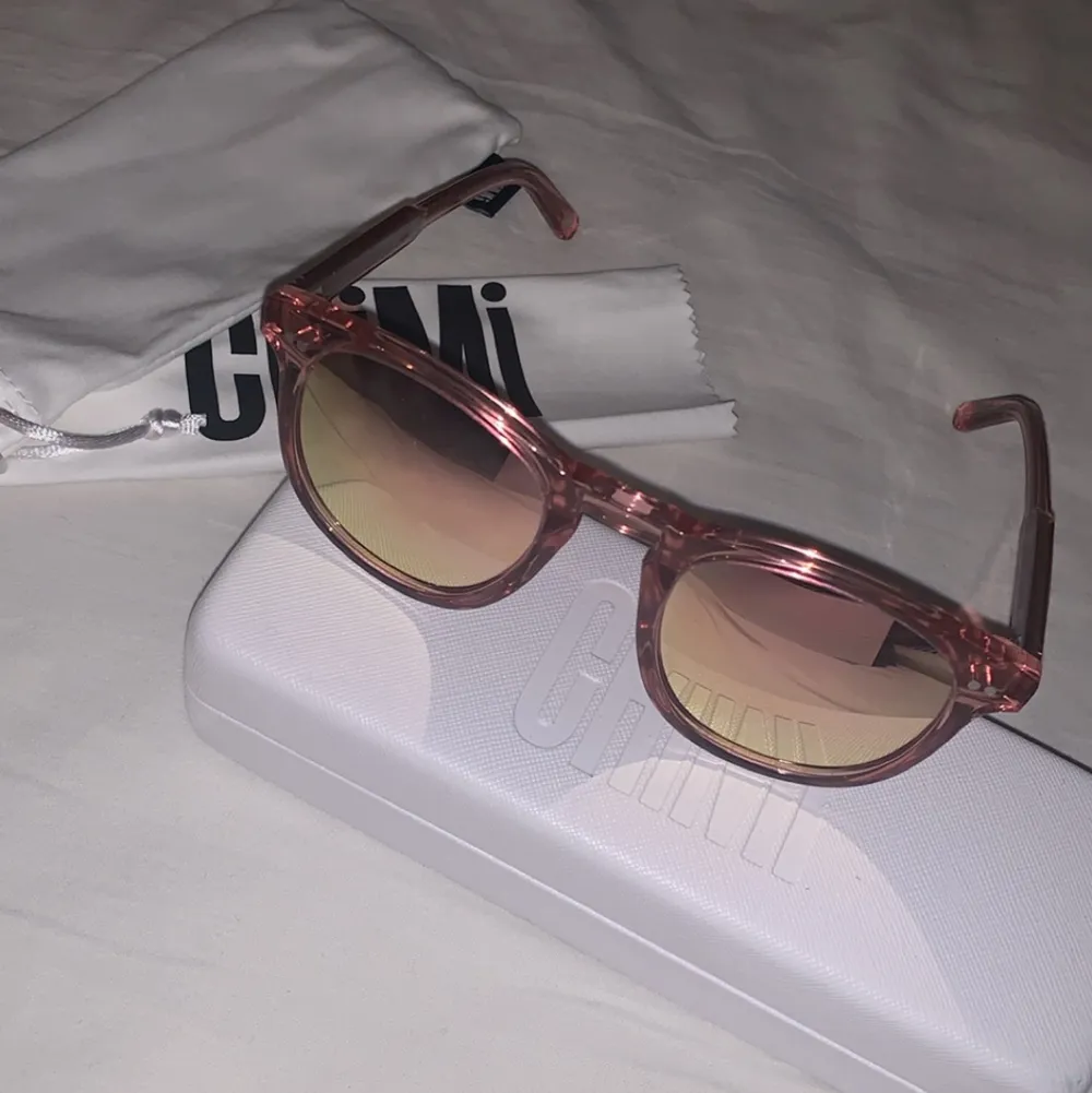 Säljer mina solglajjor från CHIMI eyewear i modell ”Guava #001 mirror” som jag köpt precis för några veckor sedan. Har tyvärr inte kommit till användning en enda gång då jag köpt andra. Köpta för 999kr och säljer med bud från 500. Direktköp 700kr, VÅR☀️🤩 Levereras självklart i originalförpackning. Accessoarer.