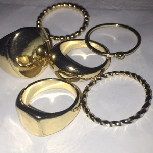 Ringar - säljer dessa jättefina gulda ringar då de inte passade, de tjockare ringarna är från NA-KD och de smalare är från H&M. De tjocka har storleken S och de smala har storleken M. Säljer separat pack också, alltså de tjocka och smala för sig. 50kr för de tjocka och 40kr för de smala + frakt (betala via swish)