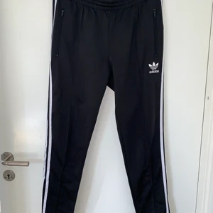 Adidas byxor - Såå sköna men tyvärr för små för mig:( Använda 2-3 gånger, så i superbra skick! Storlek-M!