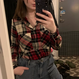 Skjorta - Snyggaste och skönaste skjortan som tyvärr blivit för liten för mig:’( Från zara, Storlek XS! Finns knapp på sidan av ärmen för att kunna rulla upp och sätta fast ärmarna(se bild 3)🥰🥰 I väldigt bra skick!