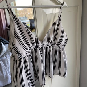 Sommartopp - Jättefin topp från bikbok, jättebra skick och så söt🤍 storlek m men passar även s ❗️Bud på 130kr❗️
