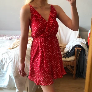 Rödprickig klänning🍒 - Endast använd vid ett tillfälle, som ny!