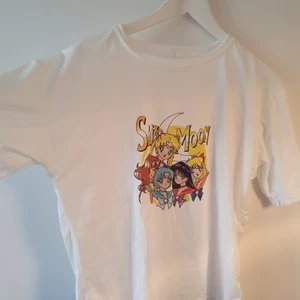 Sailor Moon t-shirt - En ny och oanvänd t-shirt med Sailor Moon på. T-Shirten är i världens mjukaste material och sitter bekvämt. Storleken är L men passar small och medium för storleken är inte oversized. Jag säljer dessa t-shirts för 100:- styck plus leverans med skicka lätt🌸 