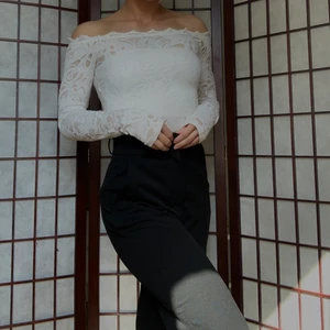 Off Shoulder top i spets - En off shoulder top i spets från Gina Tricot strl XS. Bär en separat topp under då den är genomskinlig!