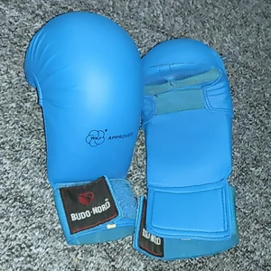 Budo nord kappa rome blue - Säljer mina boxning skydd 😔 på grund av att jag inte med i kamsport längre 🥺 hoppas att hans ny ägare kommer ta hand om det ❣❣💕. De är väldigt lätt att bära och kan röra sig väldigt enkelt och snabb samtidigt som den skyddar bra 🤗. Nypris 600kr 