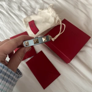 Valentinoarmband  - Blått armband från Valentino! Box samt dustbag ingår