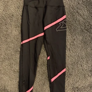 Träningstights  - Jättefina Rönich x-hale i storlek S, säljes då de blivit för små för mig så kan inte ha dem. Tvättas innan köp, köparen står för eventuell frakt