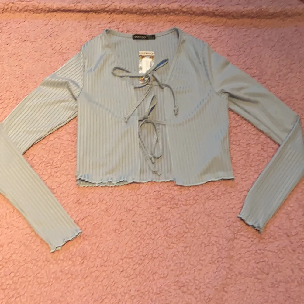 En blå tröja från boohoo, säljer pga för liten, endast testad, 65kr med inräknad frakt, Swish💕. Tröjor & Koftor.