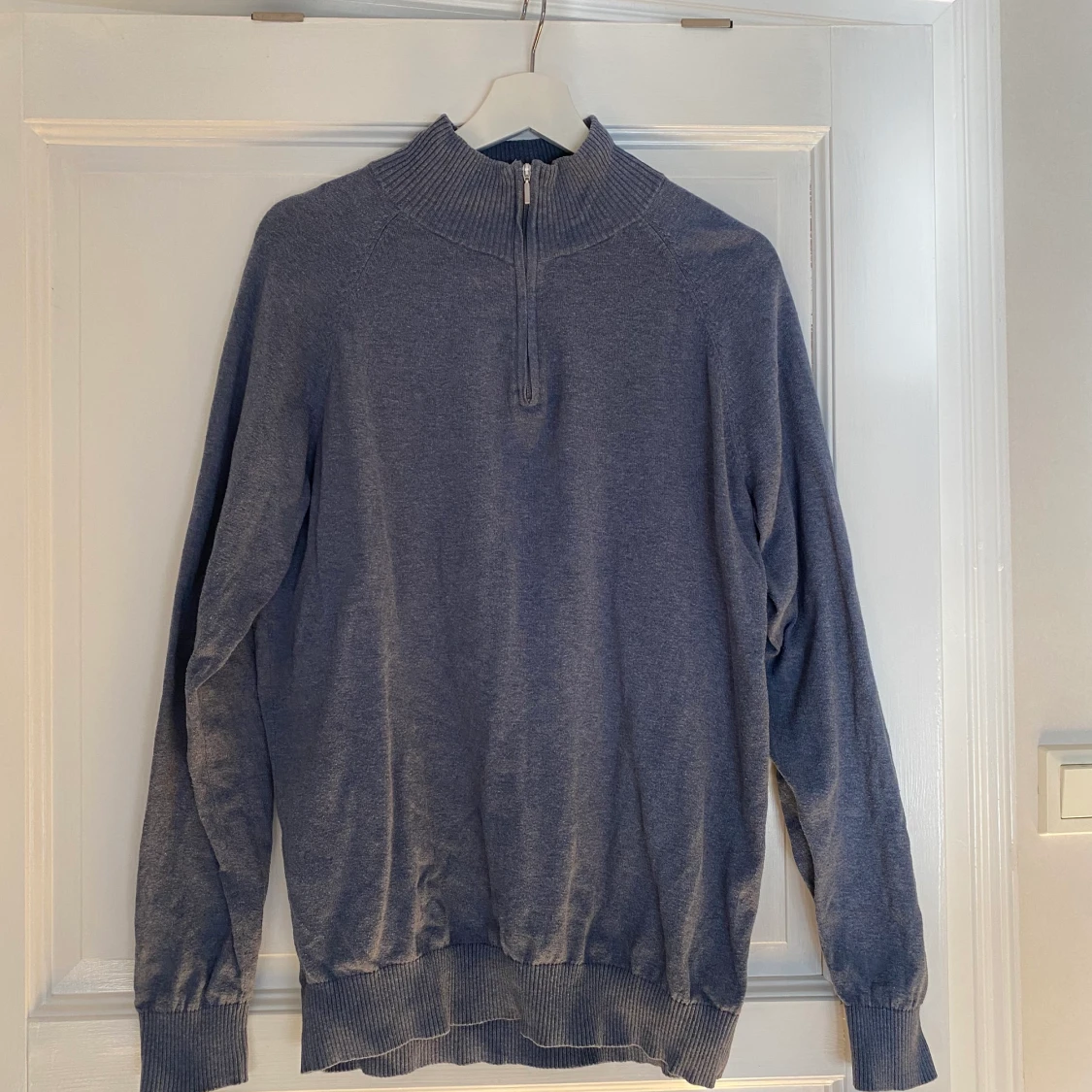 Blå stickad tröja 