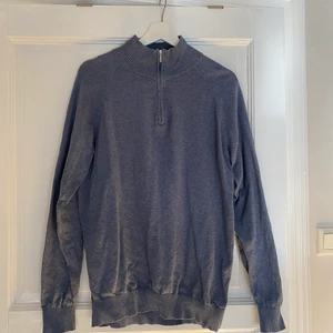 Blå stickad tröja  - En blå stickad tröja (med dragkedja) som är köpt på second hand. I hyfsat skick😝
