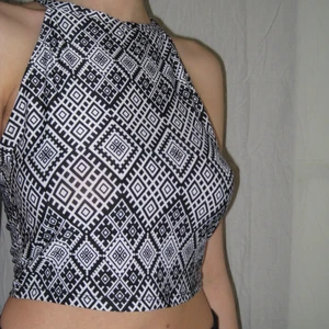 Topp - Gullig topp med svartvitt mönster i nytt skick! Passar st S. Köparen står själv för frakt eller så möts vi upp i Sthlm🌹