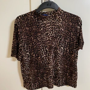 Leopardmönstrad topp i stl 36 - Väldigt fin topp säljes i fint skick 🌸