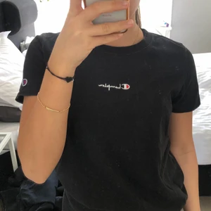 Champion t-shirt - Super snygg svart champion t-shirt i storlek M (passar definitivt som XS/S) köpt på urban outfitters🤍