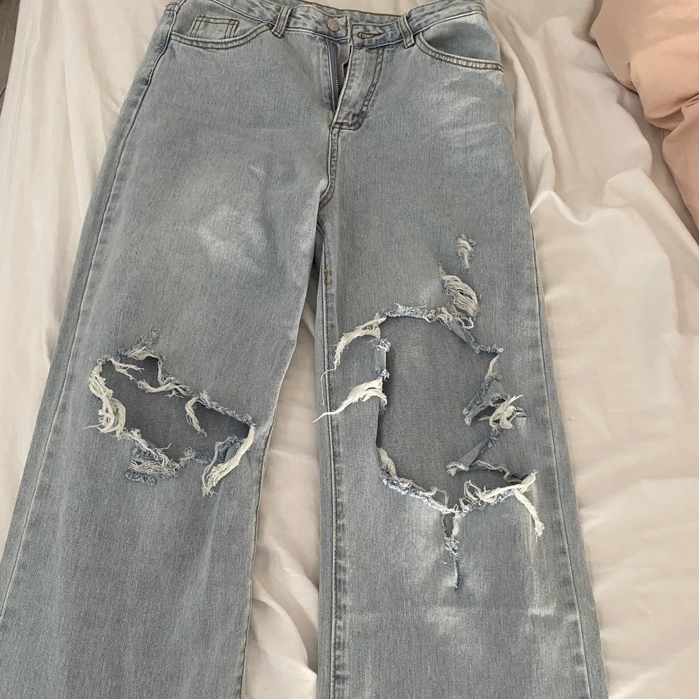 Snygga slitna jeans i storlek M, sitter som en S/M. Endast testade. Köparen står för frakt.. Jeans & Byxor.