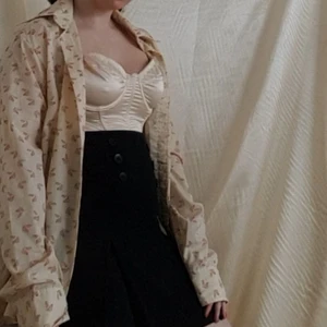 Vintage skjorta - Vintage skjorta i fint skick! Fin för en oversized avslappnad look. Fråga gärna om det är något ni undrar🌼 