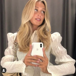 Benvit skjorta/topp - Magisk benvit topp/skjorta från & other stories. Storlek 38, endast använd 1 gång så den är precis som ny. Helt perfekt nu till våren och sommaren. Buda i kommentarerna, öka varje bud med minst 20🌸 eller köp direkt 650🧚🏼