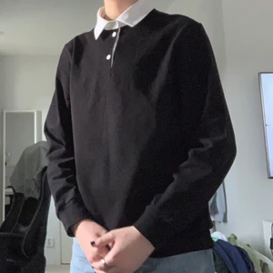 Sweatshirt (S) - Sweatshirt från Weekday. Nypris 400kr. Inte använd. Frakten ingår inte och jag står inte för den.