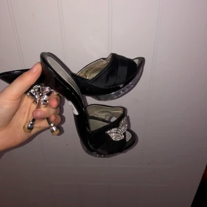 Klakskor  - Fina klakskor i silver och svart, nu pris 790kr mitt pris 400kr. Vit fler frågor eller bilder skriv privat